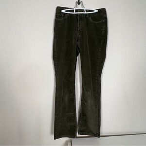 L.L.Bean Favorite Fit corduroy pants in size 6 Medium Tall (M/T) for women.